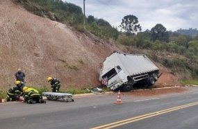 Motorista é socorrido por Bombeiros após tombar caminhão na SC-135