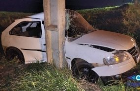 Motorista fica ferido após colidir carro contra poste na SC-467