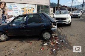 Homem tem carro atingido por SUV enquanto colocava água no radiador 
