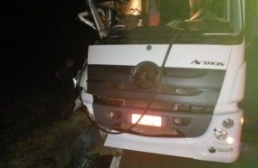 Colisão entre carreta e máquina agrícola espalha óleo na SC-467  