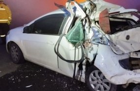 Colisão entre carro e caminhão deixa mulher ferida na BR-470