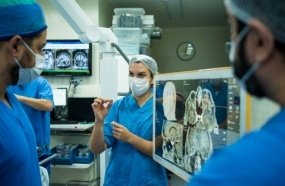 Tecnologia de ponta permite cirurgias cerebrais e de coluna no Hospital Celso Ramos