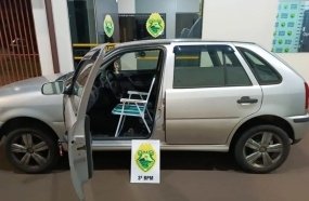 Homem é parado pela PM dirigindo carro com cadeira de praia 
