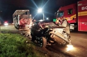 Jovem perde a vida após colisão entre carro e caminhão na SC-135