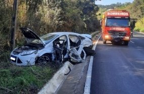 Carro fica destruído após colisão contra carreta na SC-135