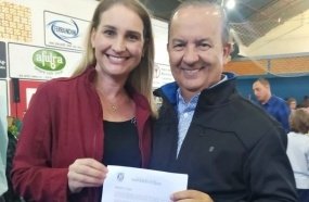 Vereadora entrega ao governador pedido de apoio à pessoas com diabetes