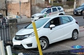 Mulher fica ferida após colidir carro em portão metálico 