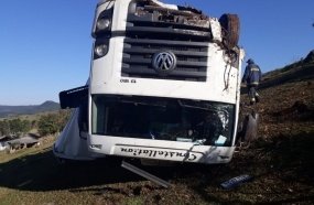 Caminhão capota fora da pista no interior de Água Doce