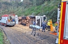 Carreta carregada com milho tomba após colidir em caminhão na SC-155