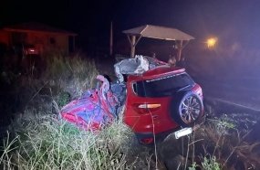 Colisão entre carro e carreta tira a vida de dois jovens na BR-282