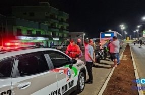 Motociclista é socorrido com ferimentos após colisão contra ônibus