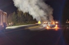 Carro pega fogo após colisão contra caminhão na BR-282