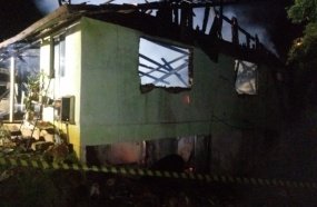 Casa de dois pavimentos é destruída por incêndio em Capinzal 