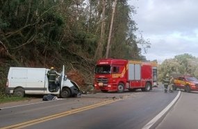Motorista de van morre após colisão contra carreta na BR-282