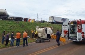 Cabine se desprende de carreta após colisão contra caminhão na BR-282