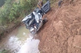 Motorista morre após carro capotar e cair em córrego na SC-350  