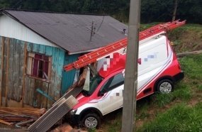 Veículo desanda e atinge residência em Santa Cecília 