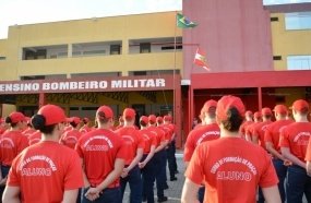 Alunos-soldados e cadetes passam por curso de formação dos Bombeiros