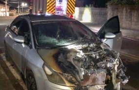 Veículo pega fogo durante a madrugada em Irani  