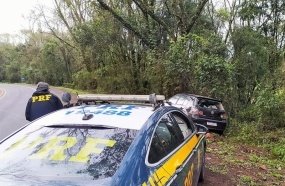Homens são presos com carro roubado após perseguição na BR-153
