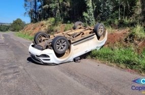 Veículo capota após sair da pista e colidir contra barranco na SC-150