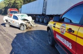 Motorista morre após colisão entre picape e carreta na BR-153 