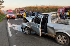 Três pessoas ficam feridas após colisão entre veículos na SC-451