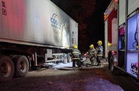 Bombeiros combatem incêndio em rodado de carreta na BR-282 