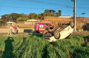 Motorista fica ferido após colisão seguida de capotamento na SC-135 