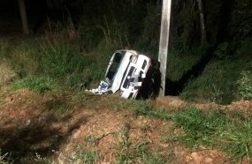 Capotamento de picape deixa duas pessoas feridas na SC-390 