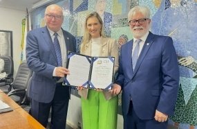 Secretário de Estado da Educação recebe medalha de mérito educacional 