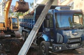 Joaçaba fica sem luz após queda de postes em obra de drenagem  