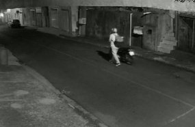 Ladrão abandona moto após ser flagrado tentando esconder veículo no mato