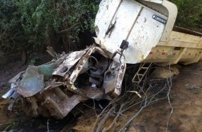 Caminhão-caçamba da Prefeitura fica destruído após cair em lago 