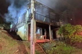 Incêndio destrói casa de dois pavimentos no bairro Cruzeiro do Sul