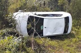 Motorista fica ferido após carro capotar na SC-135