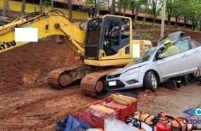 Duas pessoas ficam feridas após carro colidir contra escavadeira hidráulica