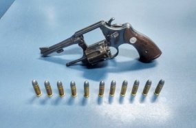 Homem procura a PM após briga e é preso por portar arma no carro