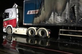 Carreta pega fogo durante a madrugada na BR-282, em Joaçaba