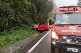 Três pessoas ficam feridas após carro colidir contra pedra enorme solta na rodovia