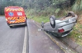 Jovem é socorrida por Bombeiros após capotar carro na SC-453 