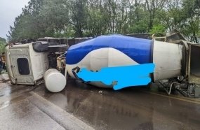 Motorista fica ferido após caminhão betoneira tombar em Joaçaba 