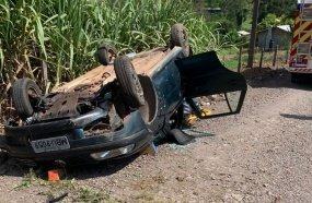 Idoso morre após saída de pista seguida capotamento 