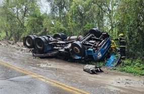 Motorista é encontrado morto embaixo de carreta que capotou na SC-283