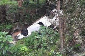 Dois jovens ficam feridos após carro capotar em ribanceira 