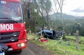 Capotamento seguido de choque em árvore deixa motorista em estado grave