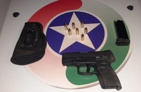 Homem é preso após efetuar disparos de arma de fogo em frente a clube de festa  