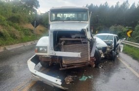 Motorista fica ferido após colisão entre carro e caminhão na SC-135