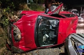 Veículo despenca de garagem e cai em cima de outro carro 