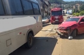 Colisão entre carro e micro-ônibus deixa condutora ferida 